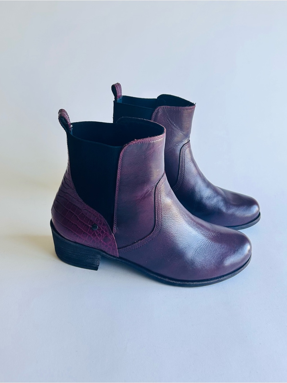 UGG Burgundy Animal Print Leather Chelsea Boots Rubber Outsole size 9